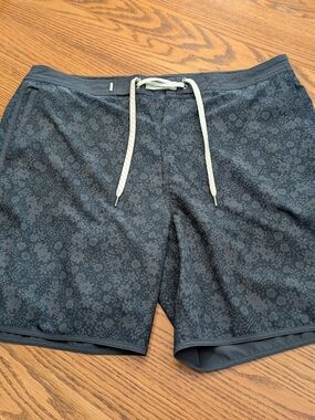 Vuori Men’s Swim Trunks Board Shorts Gray Floral Size L Athletic Beach Surf